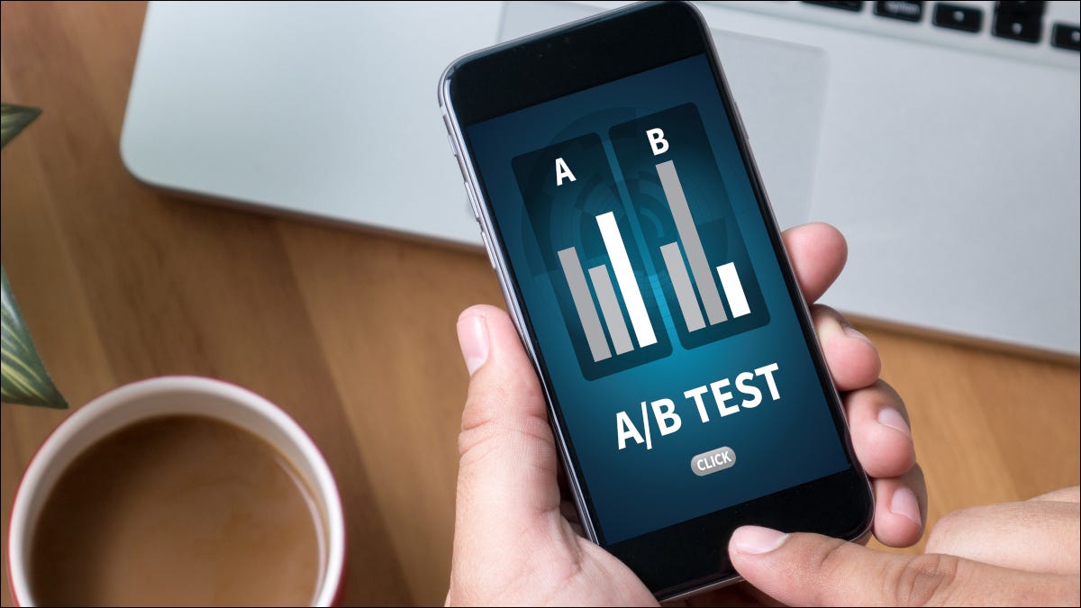 Teste A / B em um smartphone na mão de uma pessoa