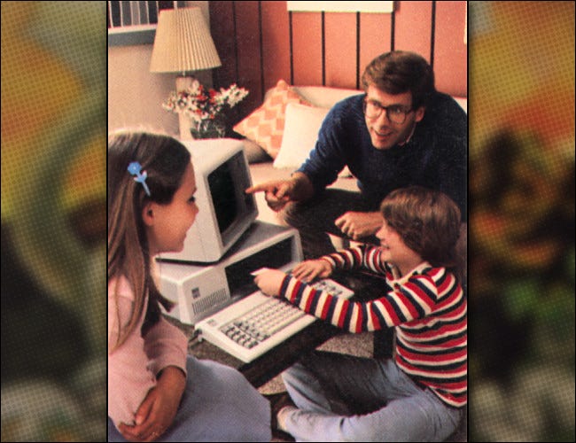 Uma família com um IBM PC, conforme visto em uma imagem promocional da IBM de 1981.