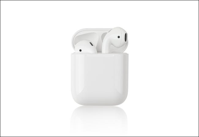 Airpods da Apple em seu estojo.