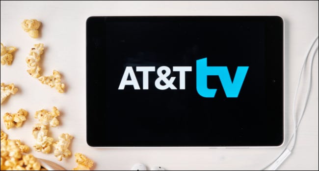 Logotipo da AT&T TV em um tablet ao lado de pipoca derramada