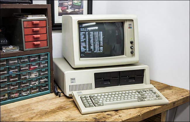 Um IBM PC 5150 em uma bancada de trabalho.