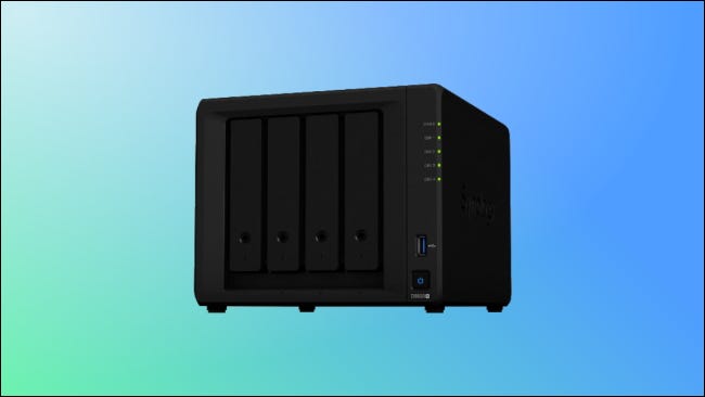 Synology DS920 em fundo verde e azul