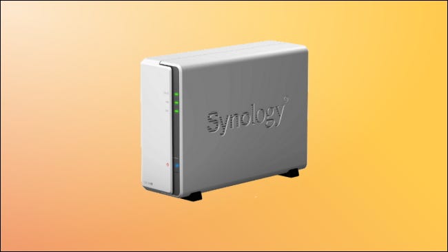 Synology DS120j em fundo amarelo