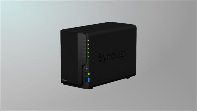 Synology DS220 em fundo cinza