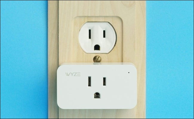 Plug Wyze na tomada de madeira