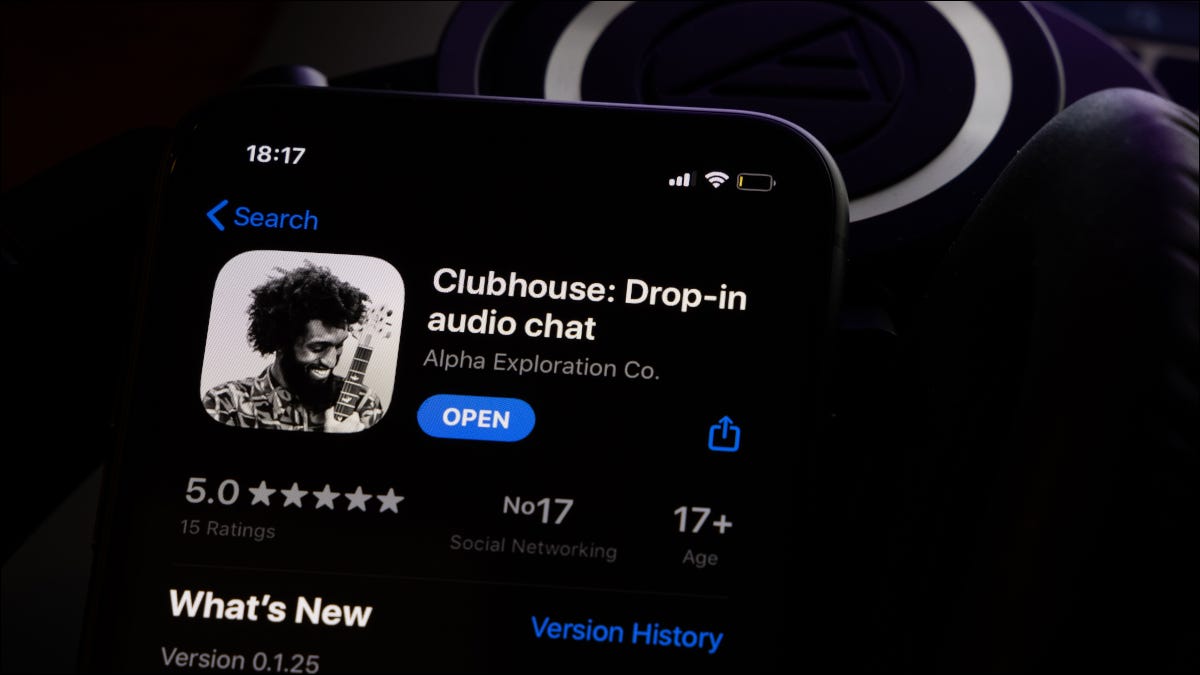 Aplicativo Clubhouse visualizado no smartphone no modo escuro