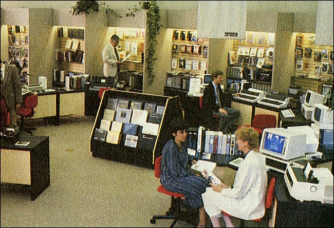 Uma foto dentro de uma loja ComputerLand em 1983.