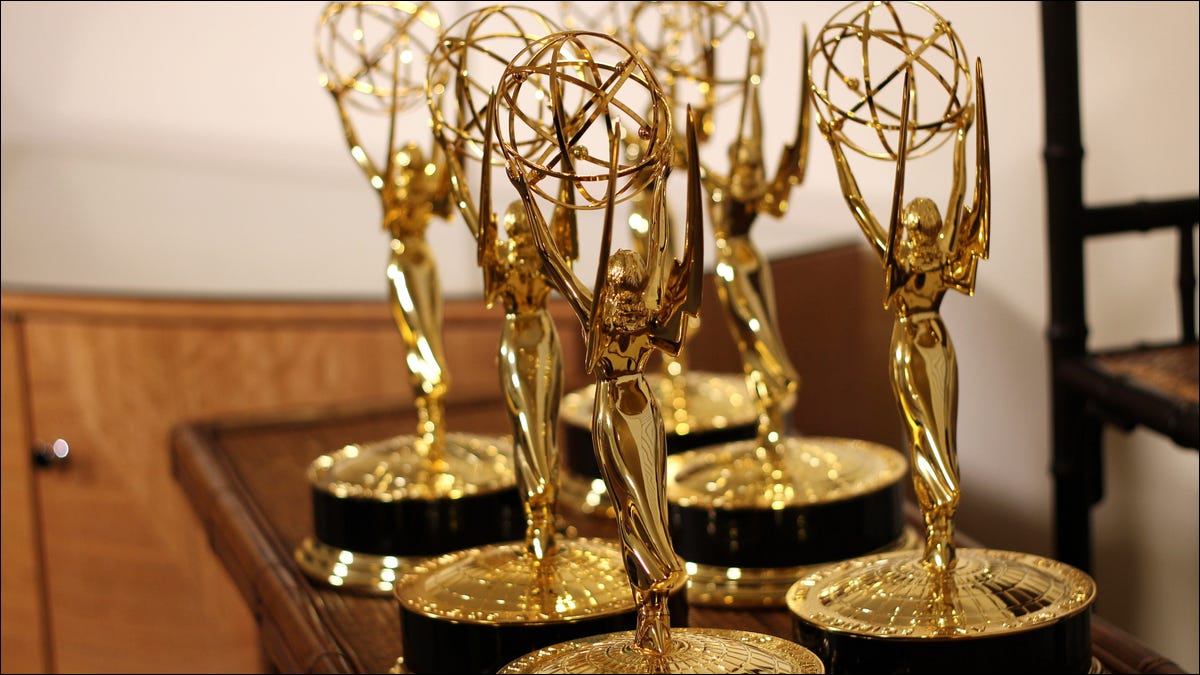 Emmy Awards sentado em uma mesa