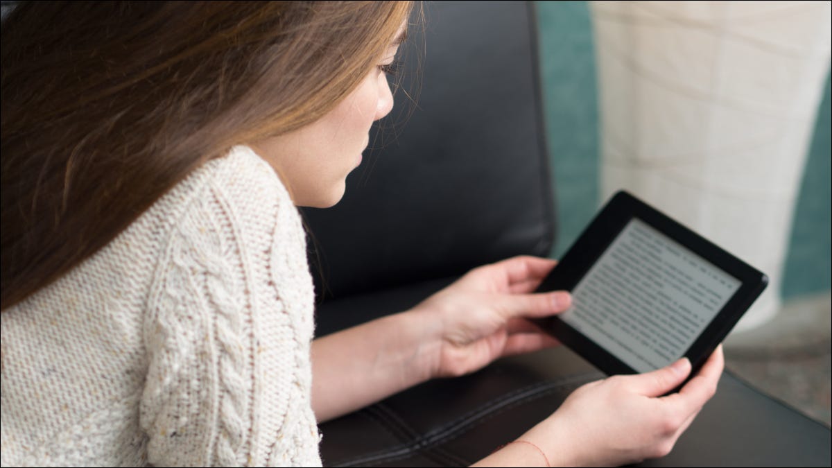 Menina lendo um e-book