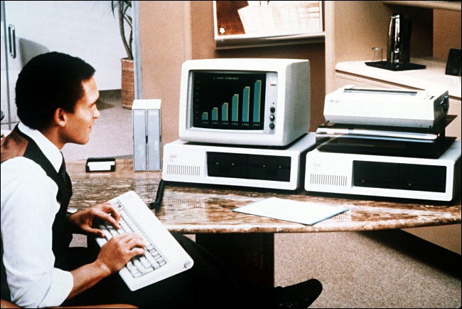 Um homem usando um IBM PC em 1981.