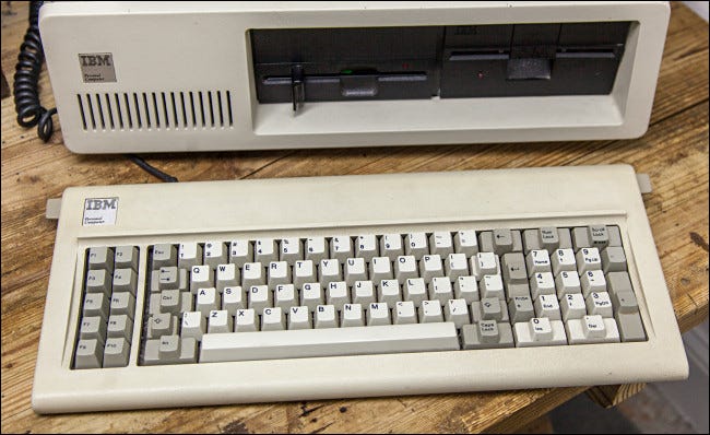 O teclado IBM PC 5150.