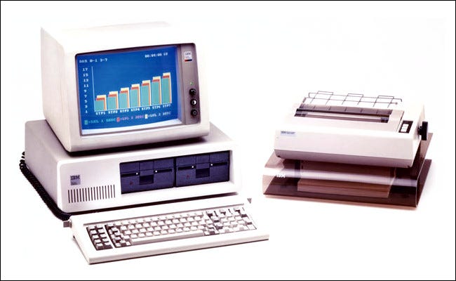 O IBM PC com uma impressora.