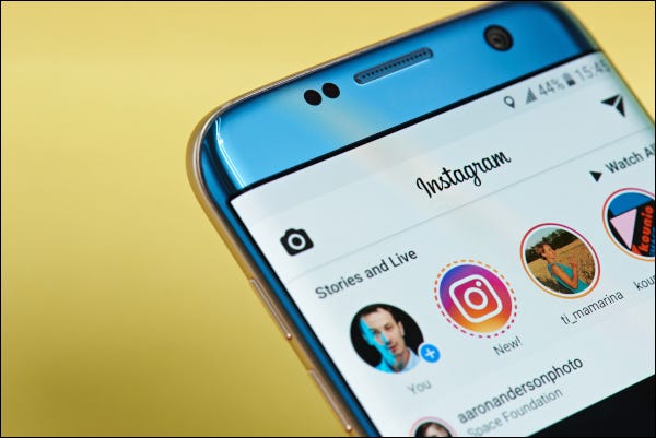 Aplicativo Instagram aberto em um smartphone exibindo histórias e feeds ao vivo.