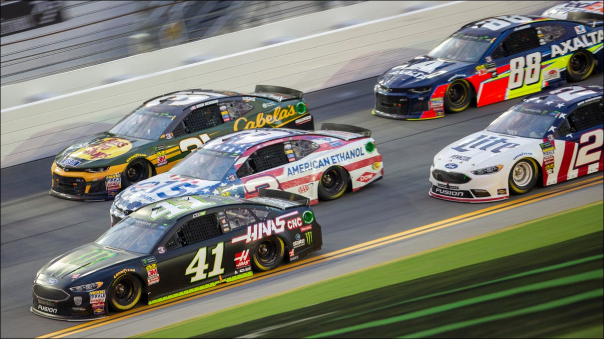 Stock cars da Nascar correndo em uma pista