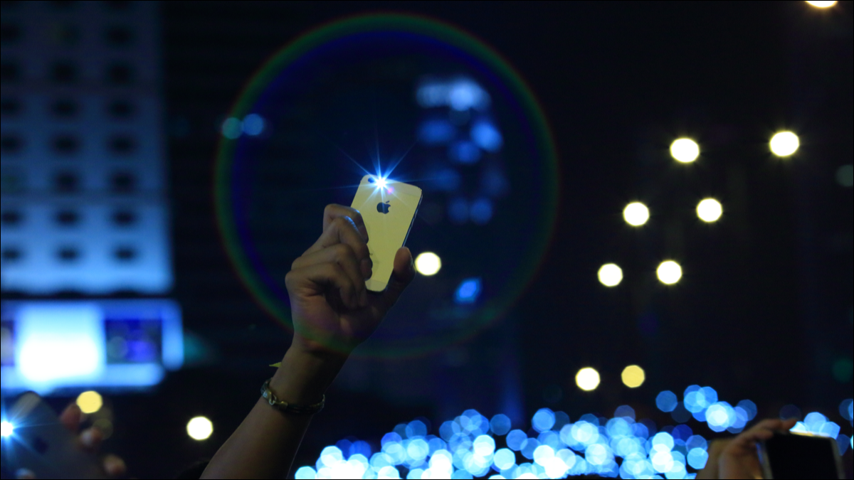 Um iPhone segurado por um manifestante em Hong Kong.