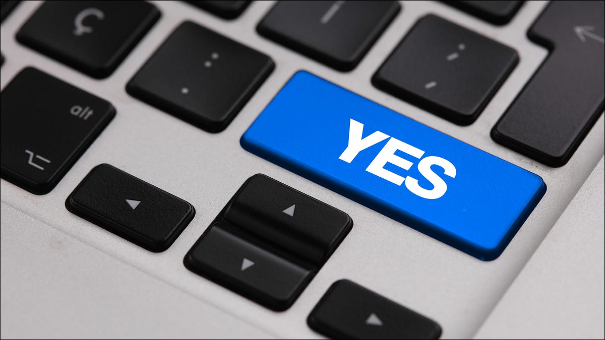 Um grande botão "Sim" em um teclado MacBook.