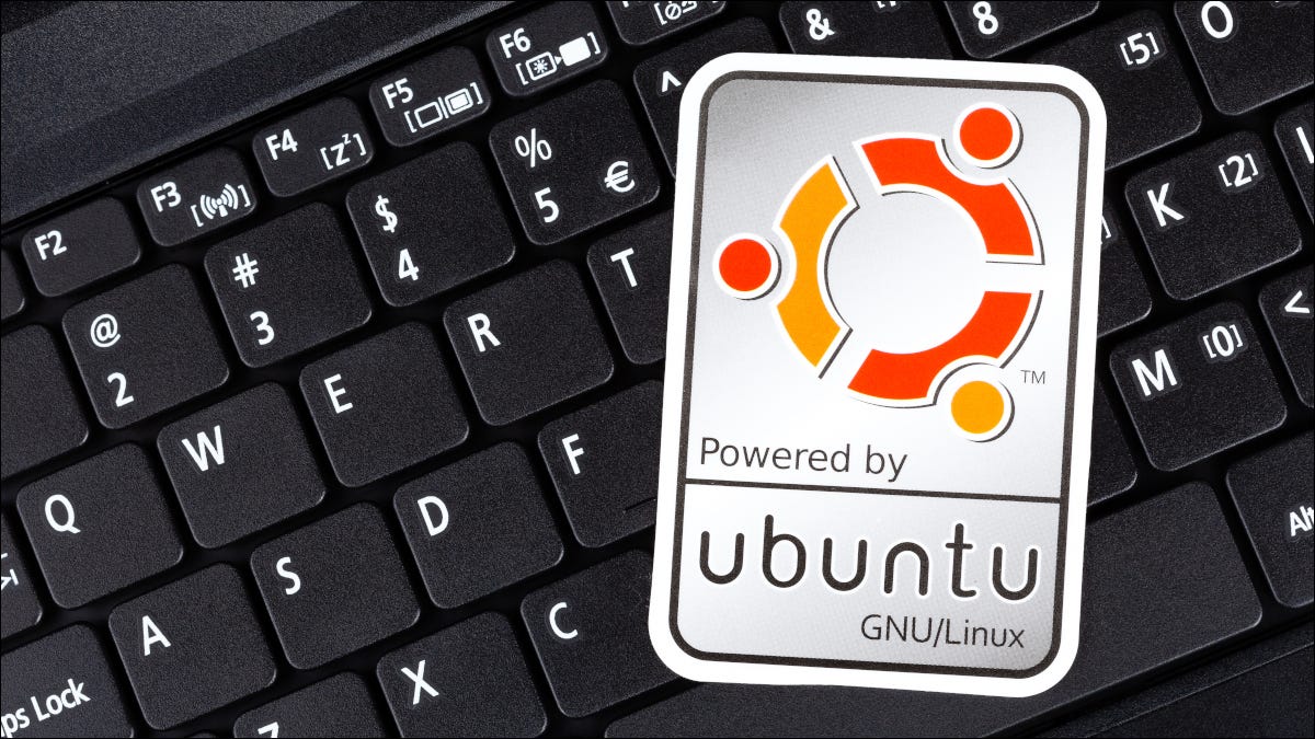 Etiqueta Powered By Ubuntu em um teclado preto de computador