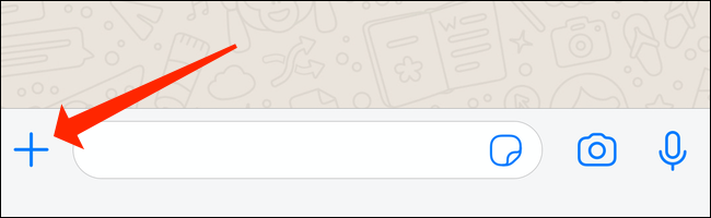 O botão "+" no WhatsApp para iPhone.