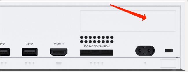 O número de série do Xbox Series S está localizado acima do soquete de alimentação na parte traseira.