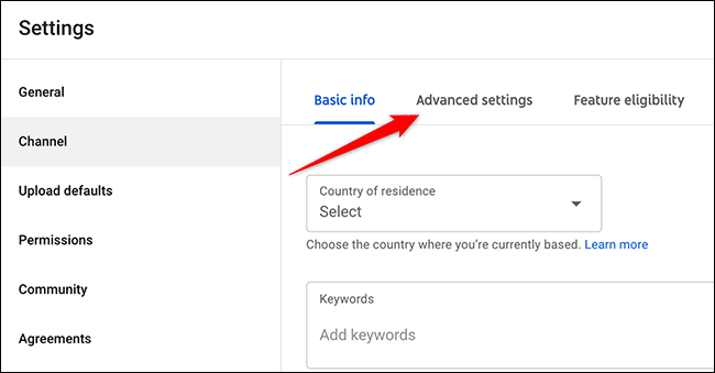 Clique em "Configurações avançadas" na janela "Configurações" no site do YouTube Studio.