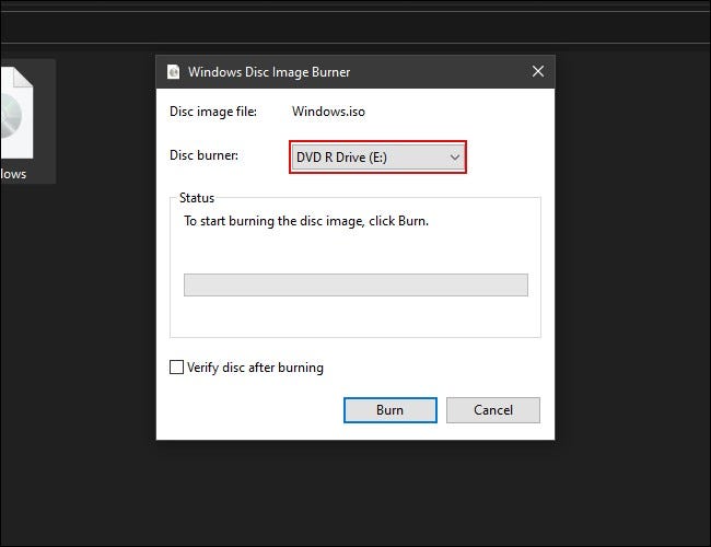 Na janela do Windows Disc Image Burner, escolha uma unidade de DVD R e clique em “gravar”. 