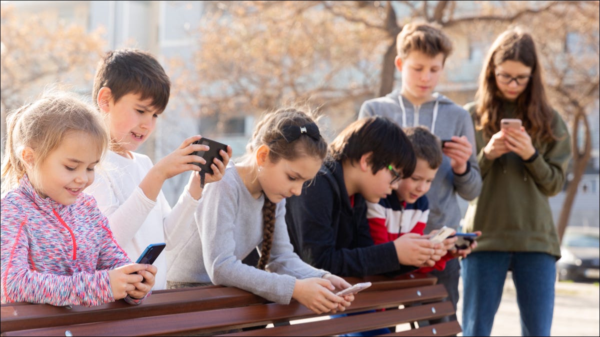 Crianças usando telefones.