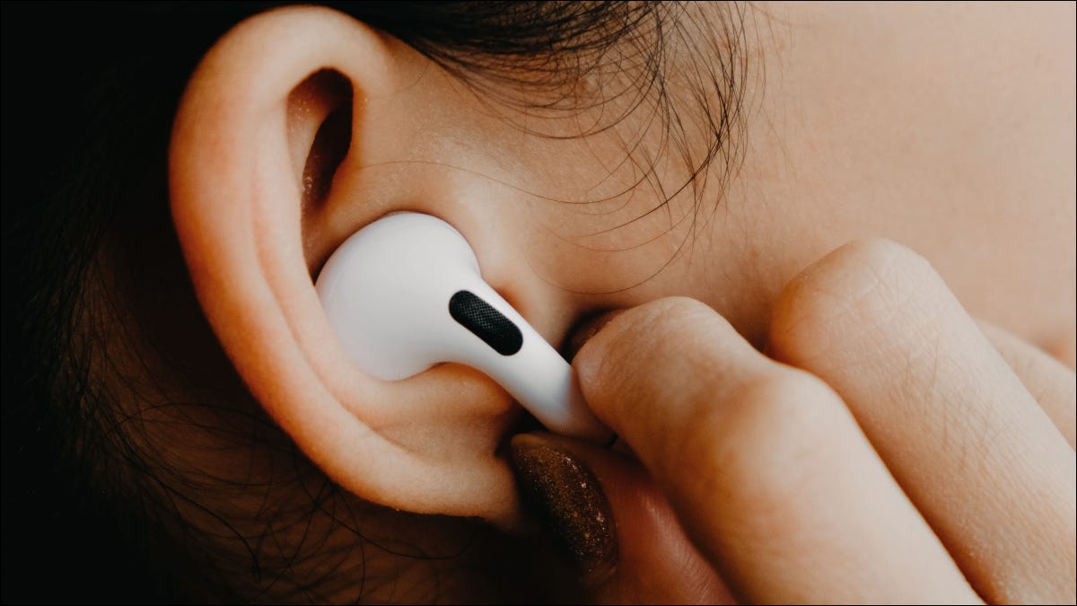 Apple AirPods Pro no ouvido de uma mulher
