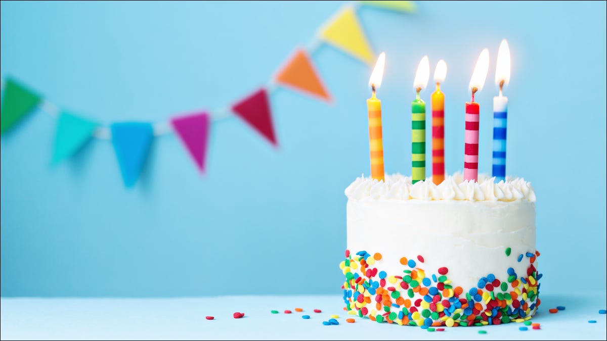 Bolo de aniversário com velas coloridas e granulados