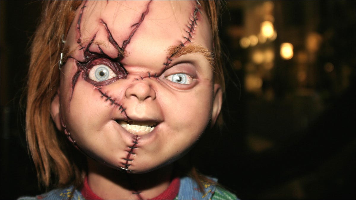 Close do rosto do personagem de Chucky dos filmes "Childs Play"