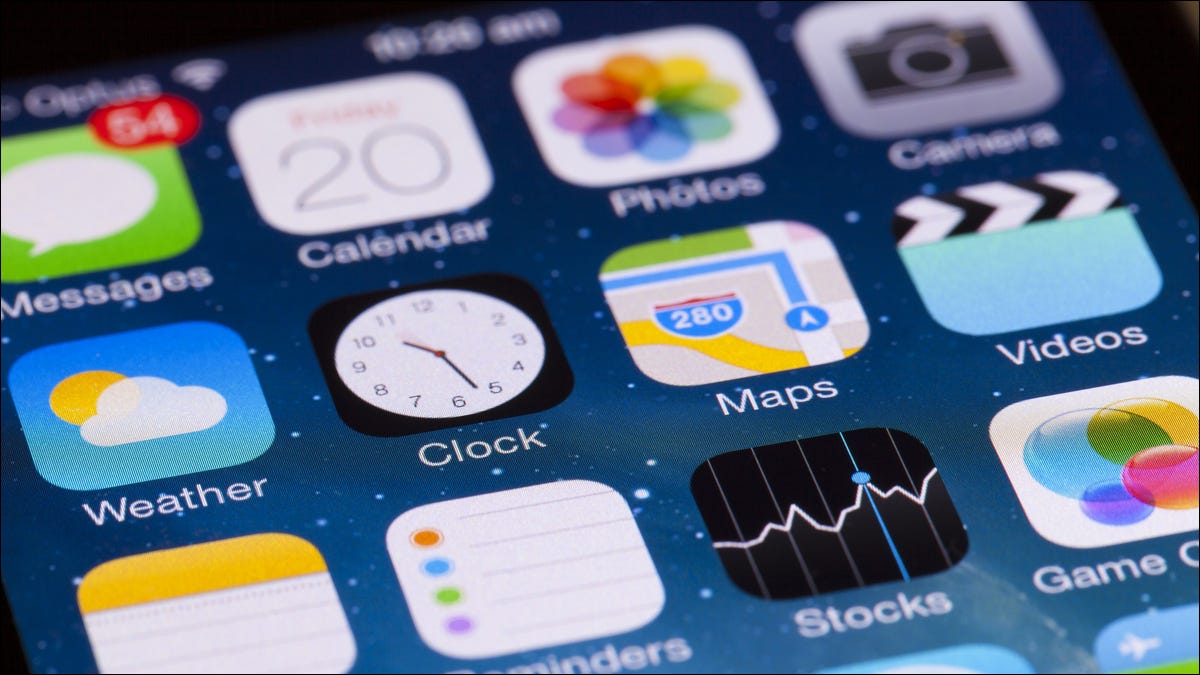 Imagem de close-up da tela inicial e dos aplicativos de um iPhone
