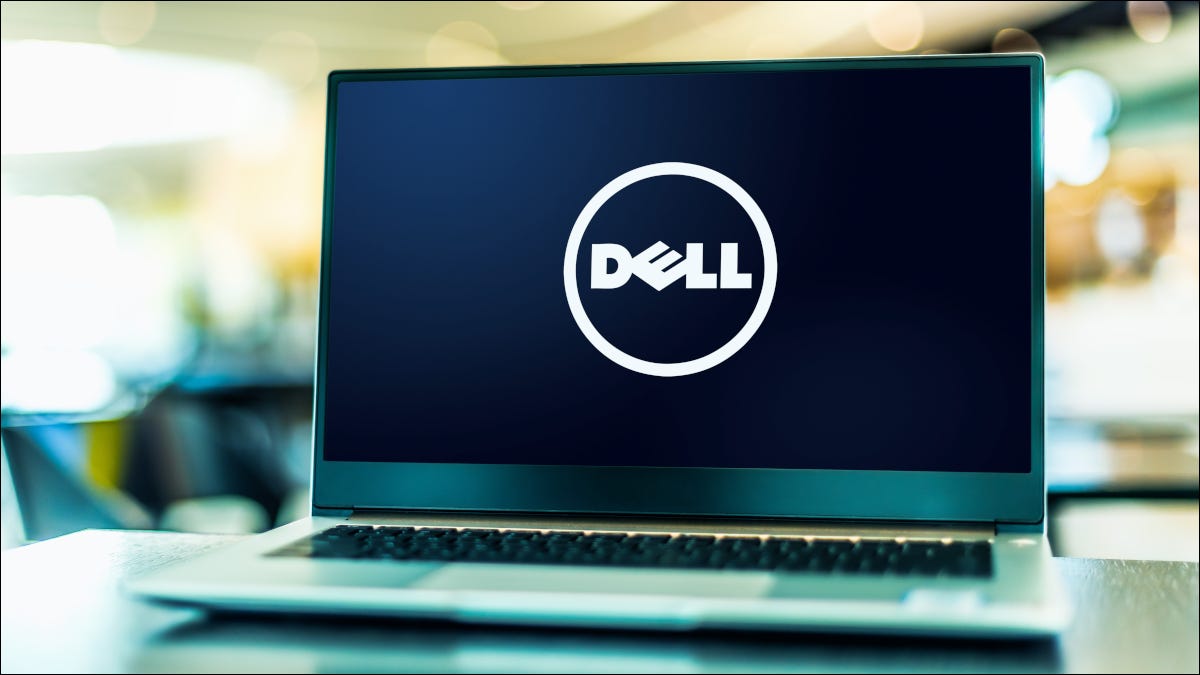 Abra o laptop com o logotipo da Dell visível na tela