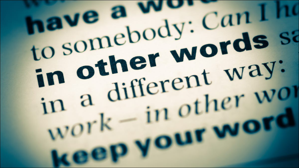 Close-up de uma definição de dicionário da frase "em outras palavras"