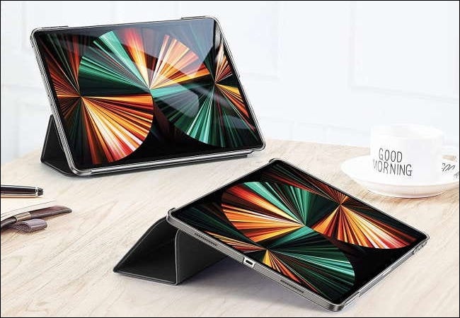 Dois iPad Pros com capas ESR Ascend na mesa