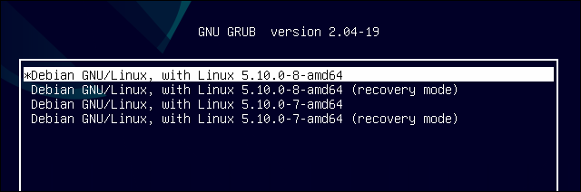 Dois kernels com opções de modo de recuperação listadas como opções de inicialização no GRUB no Debian 11