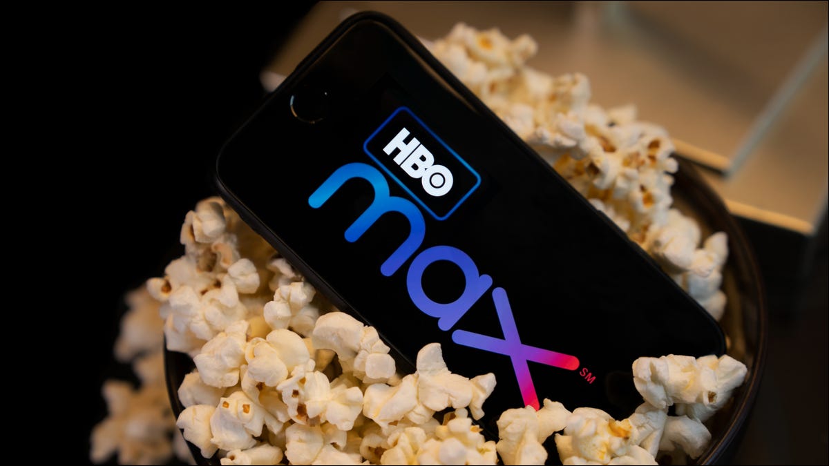 Logotipo da HBO Max em um smartphone dentro de pipoca
