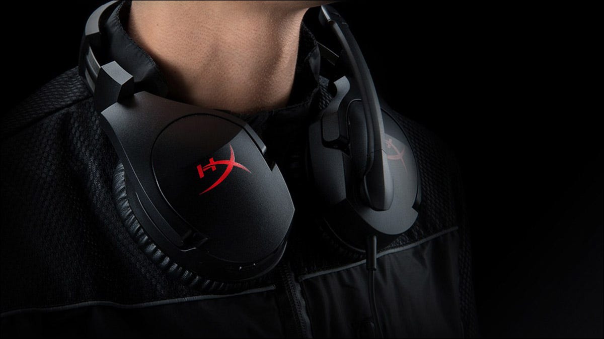 HyperX Cloud Stinger em volta do pescoço de uma pessoa