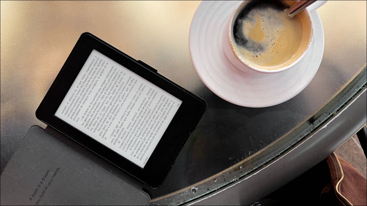 Kindle deitado em um tablet ao lado de uma xícara de café