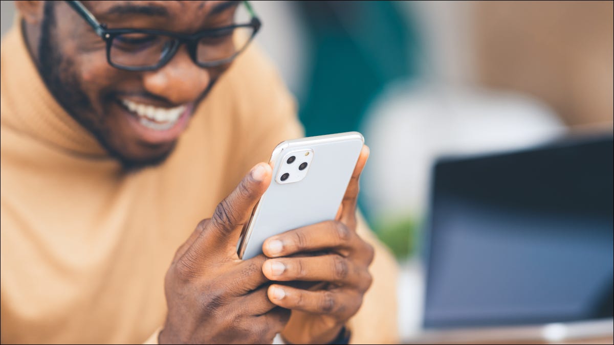 Homem olhando animado para o novo iPhone