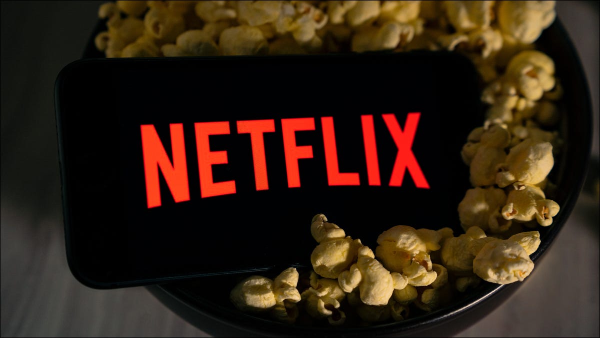 Logotipo da Netflix em um smartphone em uma tigela de pipoca