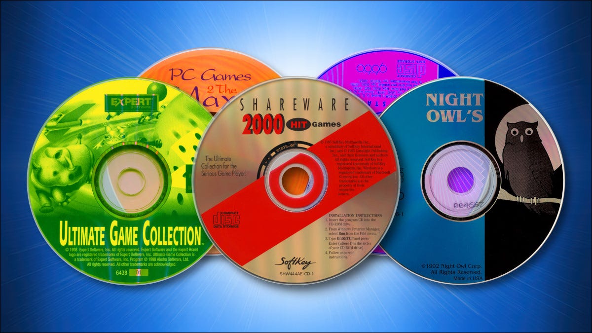 CDs de shareware em um fundo azul