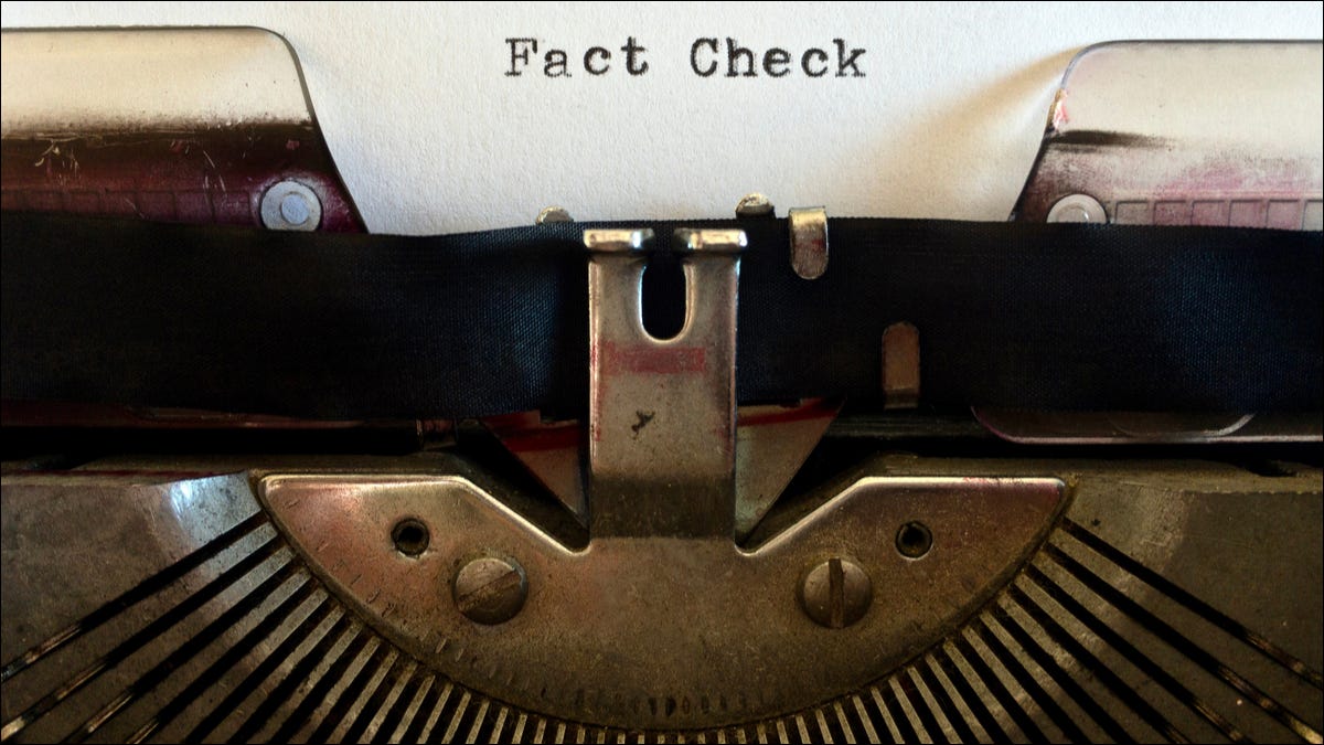 As palavras "Checagem de fatos" exibidas em um pedaço de papel em uma máquina de escrever.