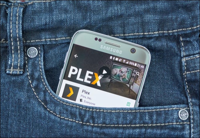 O aplicativo Plex em um smartphone Samsung no bolso de alguém.