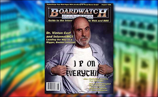 Vint Cerf na capa da edição de agosto de 1996 da Boardwatch Magazine vestindo uma camiseta "IP on Everything".
