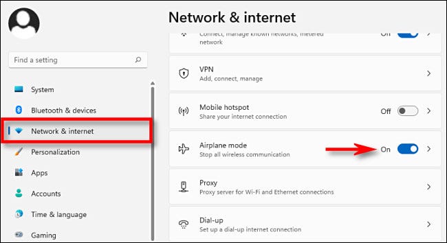 Em Configurações, clique em "Rede e Internet" e, em seguida, ligue ou desligue a chave ao lado de "Modo avião".