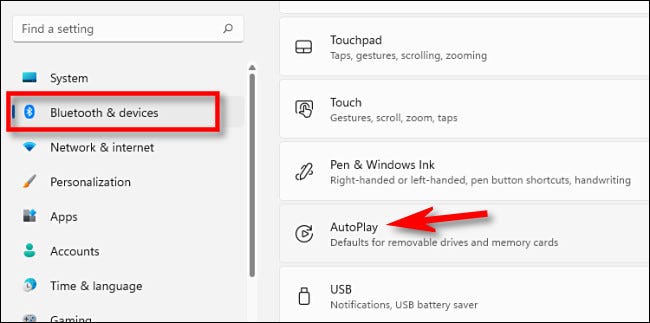 Em Configurações, clique em "Bluetooth e Dispositivos" e selecione "Reprodução Automática".