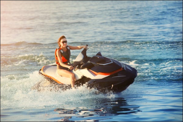 Mulher andando de jet ski