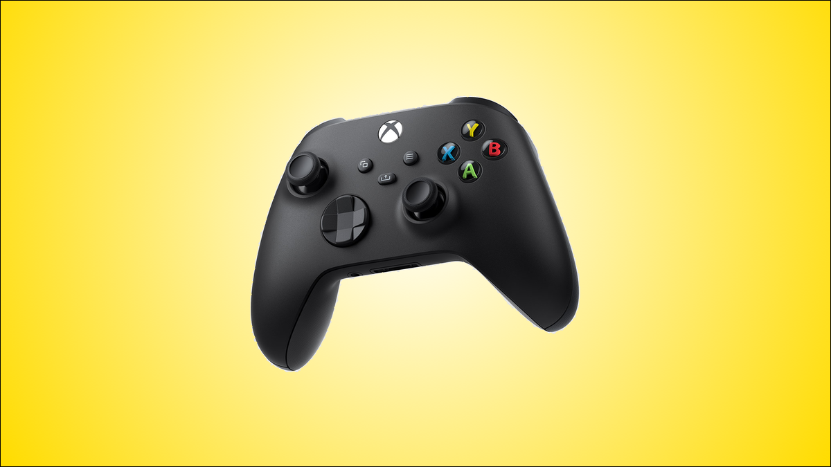 A variante da cor preta do Xbox Wireless Controller, contra um fundo amarelo.