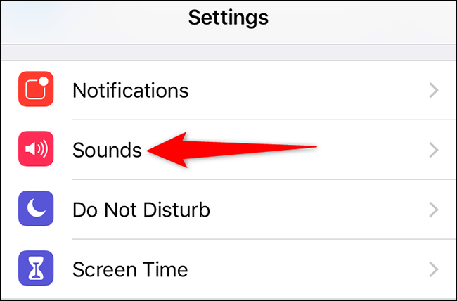 Toque em "Sons" em Ajustes no iPhone.