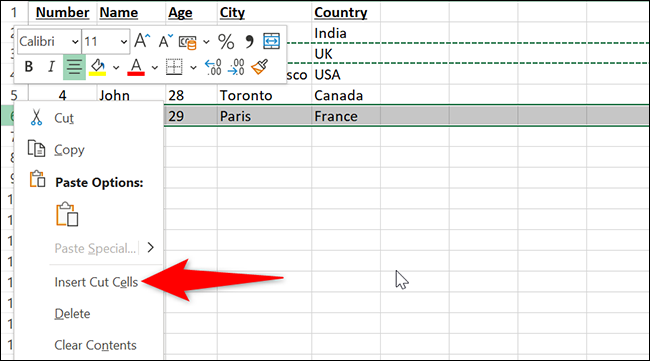 Clique com o botão direito no número da linha de destino e selecione "Inserir células cortadas" no Excel.