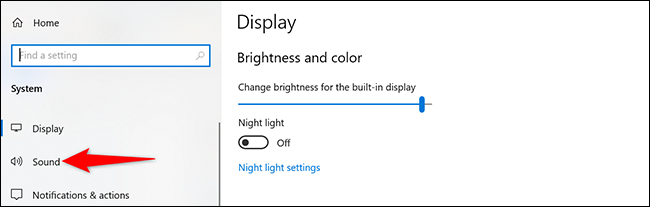 Selecione "Som" na página "Sistema" em Configurações no Windows 10.